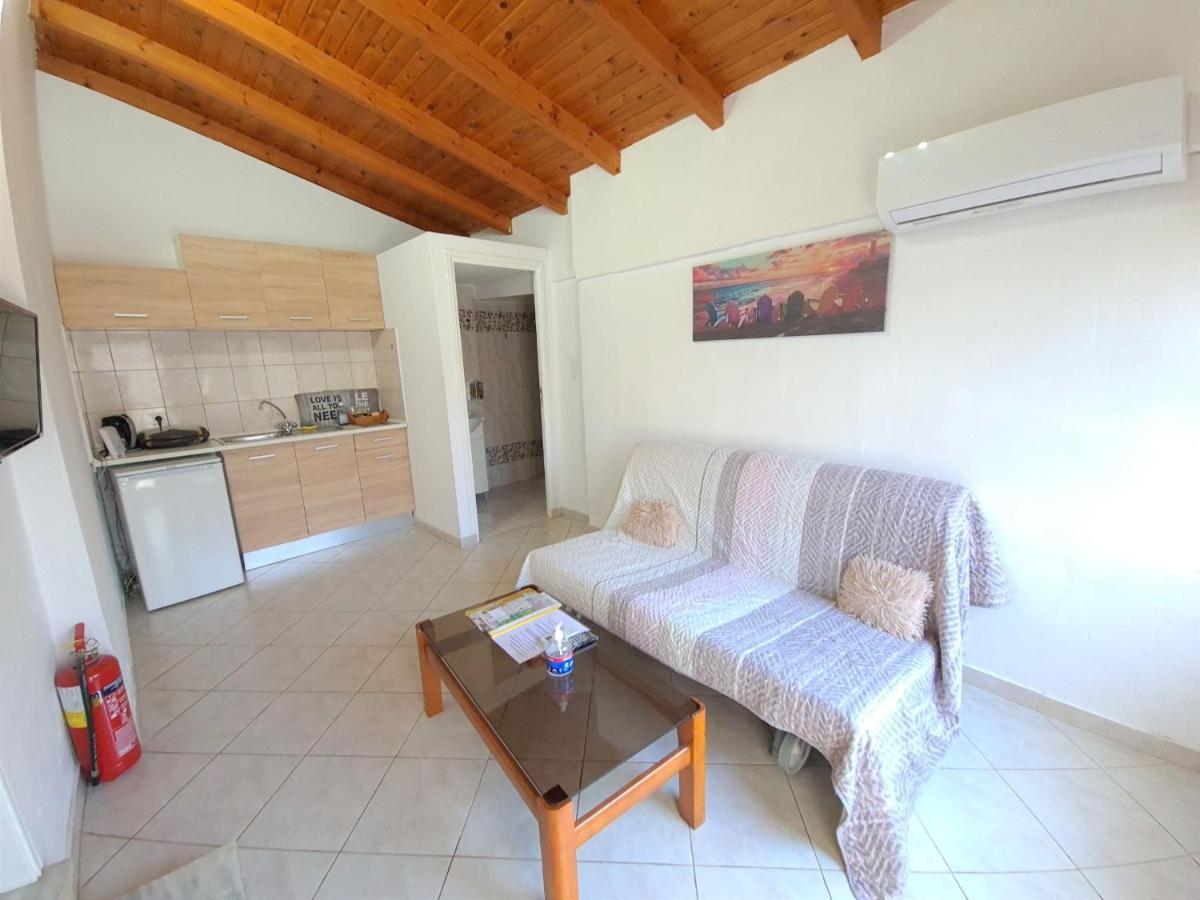 G-George Apartments By The Sea And Airport Liádha 외부 사진