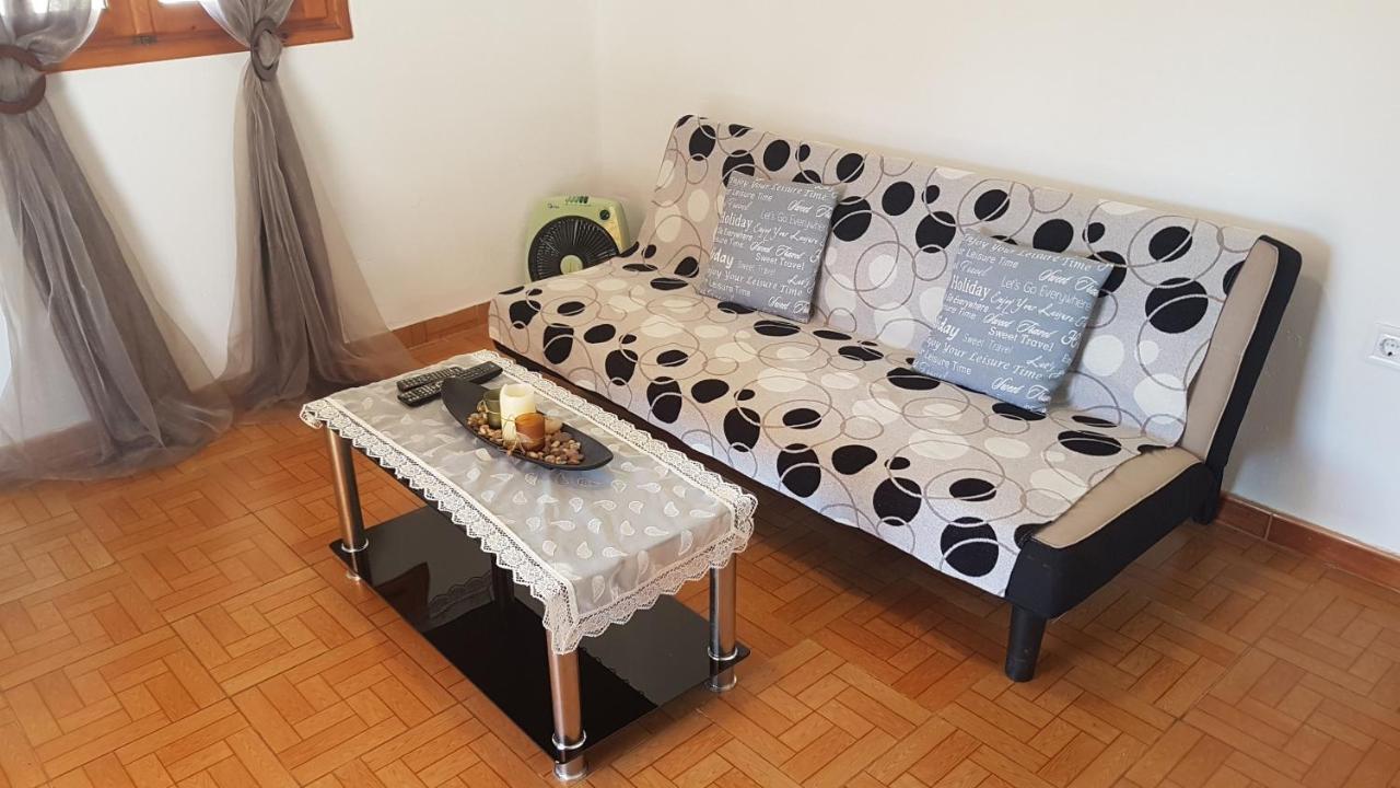 G-George Apartments By The Sea And Airport Liádha 외부 사진